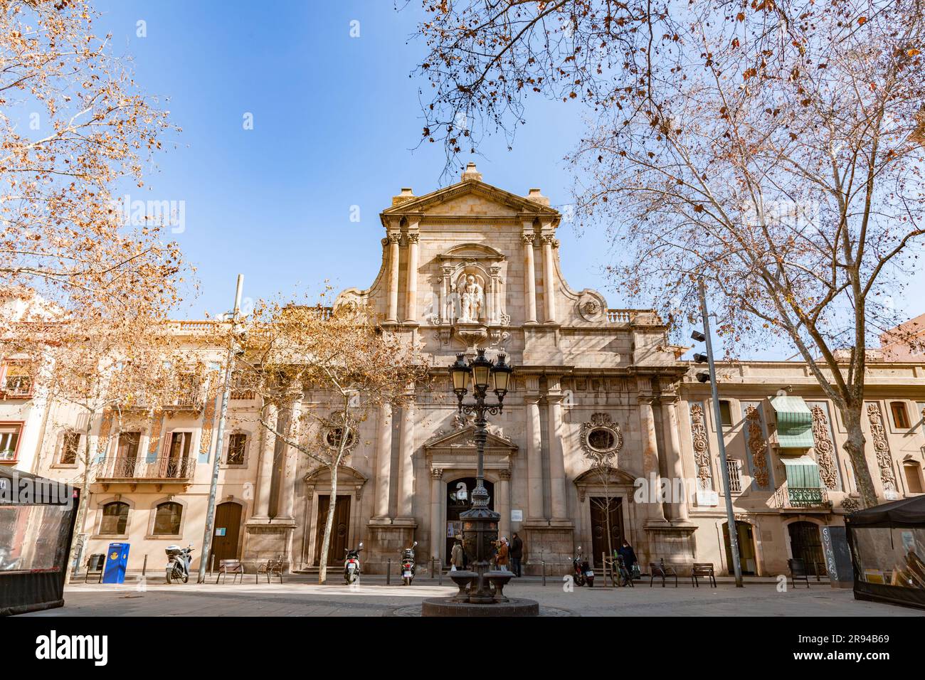 Barcelona, Spanien - 10. FEBRUAR 2022: Die Kirche San Miguel del Puerto befindet sich im Viertel Barceloneta, im Viertel Ciudad Vieja von Barce Stockfoto