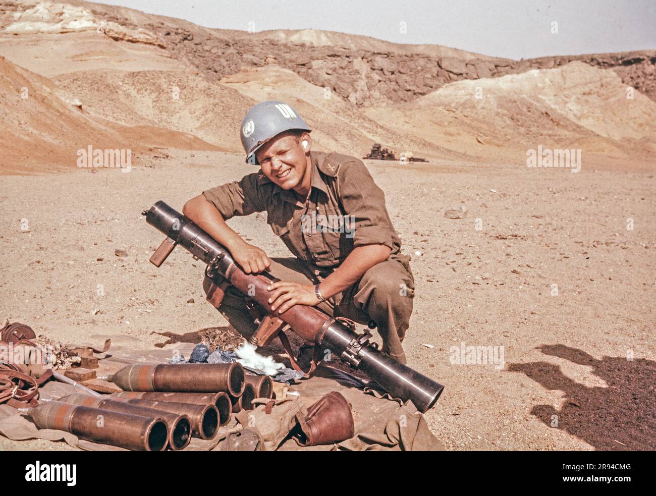 Schwedischer UNO-Soldat in Sharm El Sheikh, Ägypten, 1958, mit einer Panzerabwehrwaffe der südlichen Armee. Foto: Bo Arrhed Stockfoto