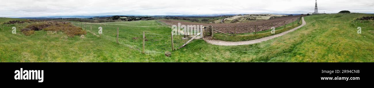 Cairnpapple prähistorische Stätte W. von Edinburgh. Das Panorama hier umfasst den Grabhügel R bis L, Traprain Law, Fife, Firth of Forth in Richtung Loch Lomond Hills Stockfoto