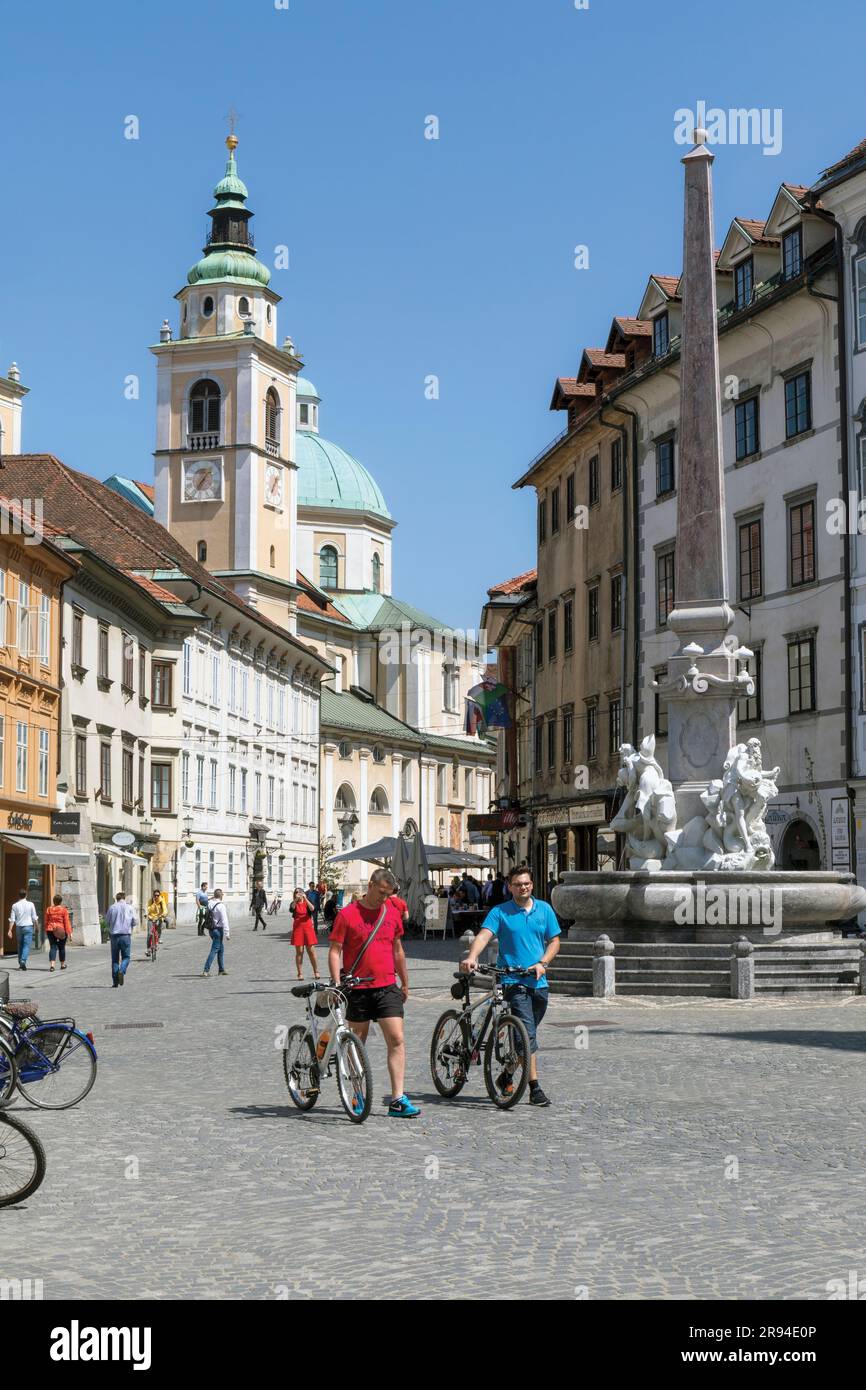 Ljubljana, Slowenien. Stadtplatz mit der Kathedrale von Ljubljana im Hintergrund. Auf der rechten Seite befindet sich eine Nachbildung des Robba-Brunnens, auch bekannt als Fo Stockfoto