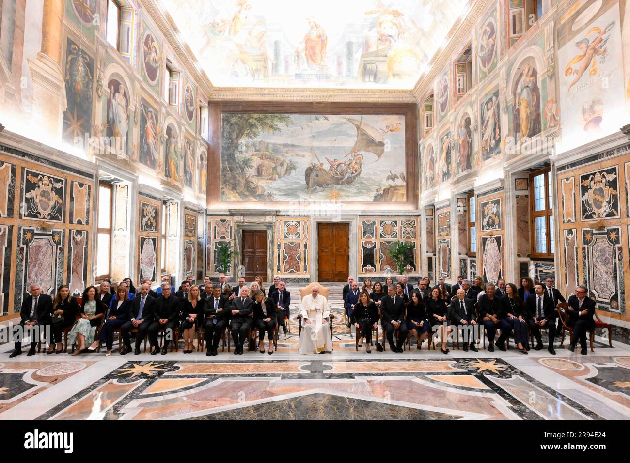 Vatikan, Vatikan. 24. Juni 2023. Italien, Rom, Vatikan, 2023/6/24. Papst Franziskus erhält eine Delegation des Biagio Agnes Award in Audienz im Vatikan Fotografie der Vatikanischen Medien/katholische Presse Foto BESCHRÄNKT AUF REDAKTIONELLE VERWENDUNG - KEIN MARKETING - KEINE WERBEKAMPAGNEN Kredit: Unabhängige Fotoagentur/Alamy Live News Stockfoto