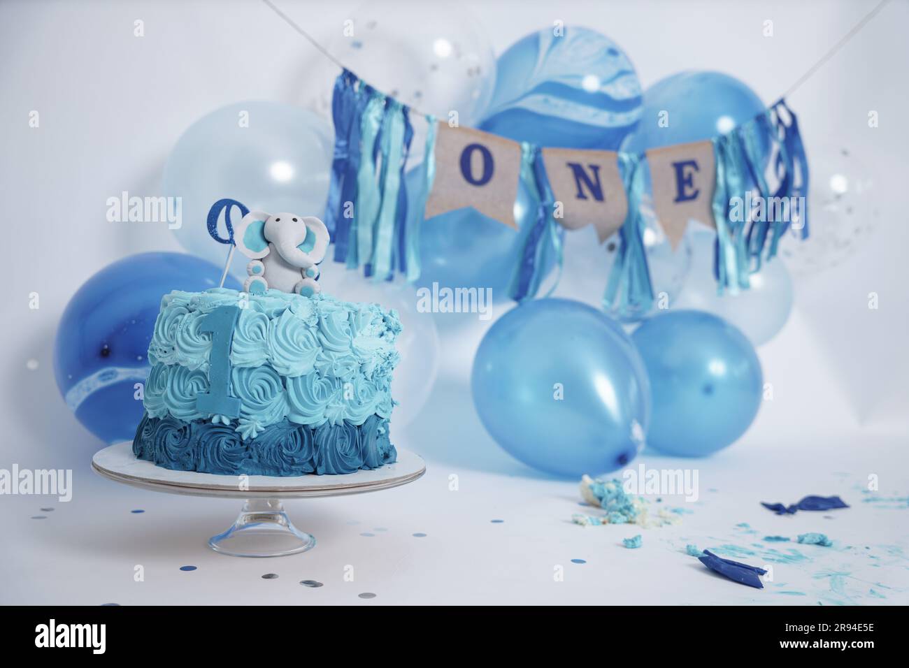 1. Geburtstag, Aqua Blue, Baby, Hintergrund, Ballons, Ballon, Ballons Geburtstag, Banner, wunderschön, blaue Ballons, blauer Kuchen, Junge, Kuchen zerschmettert, gefeiert Stockfoto