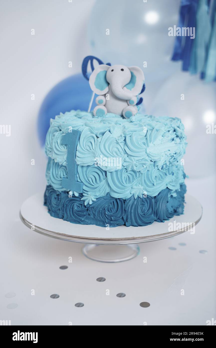 1. Geburtstag, Aqua Blue, Baby, Hintergrund, Ballons, Ballon, Ballons Geburtstag, Banner, wunderschön, blaue Ballons, blauer Kuchen, Junge, Kuchen zerschmettert, gefeiert Stockfoto