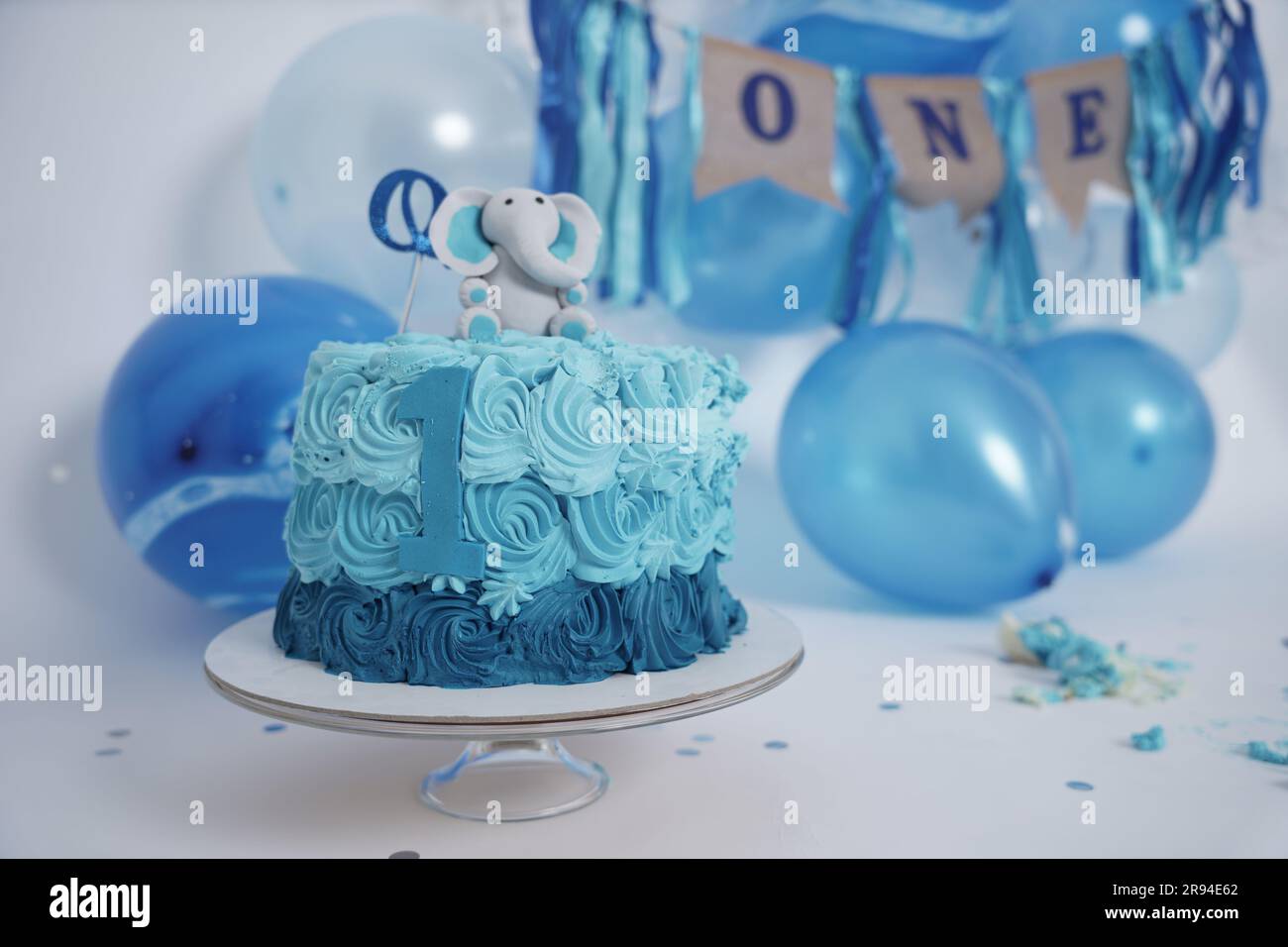 1. Geburtstag, Aqua Blue, Baby, Hintergrund, Ballons, Ballon, Ballons Geburtstag, Banner, wunderschön, blaue Ballons, blauer Kuchen, Junge, Kuchen zerschmettert, gefeiert Stockfoto