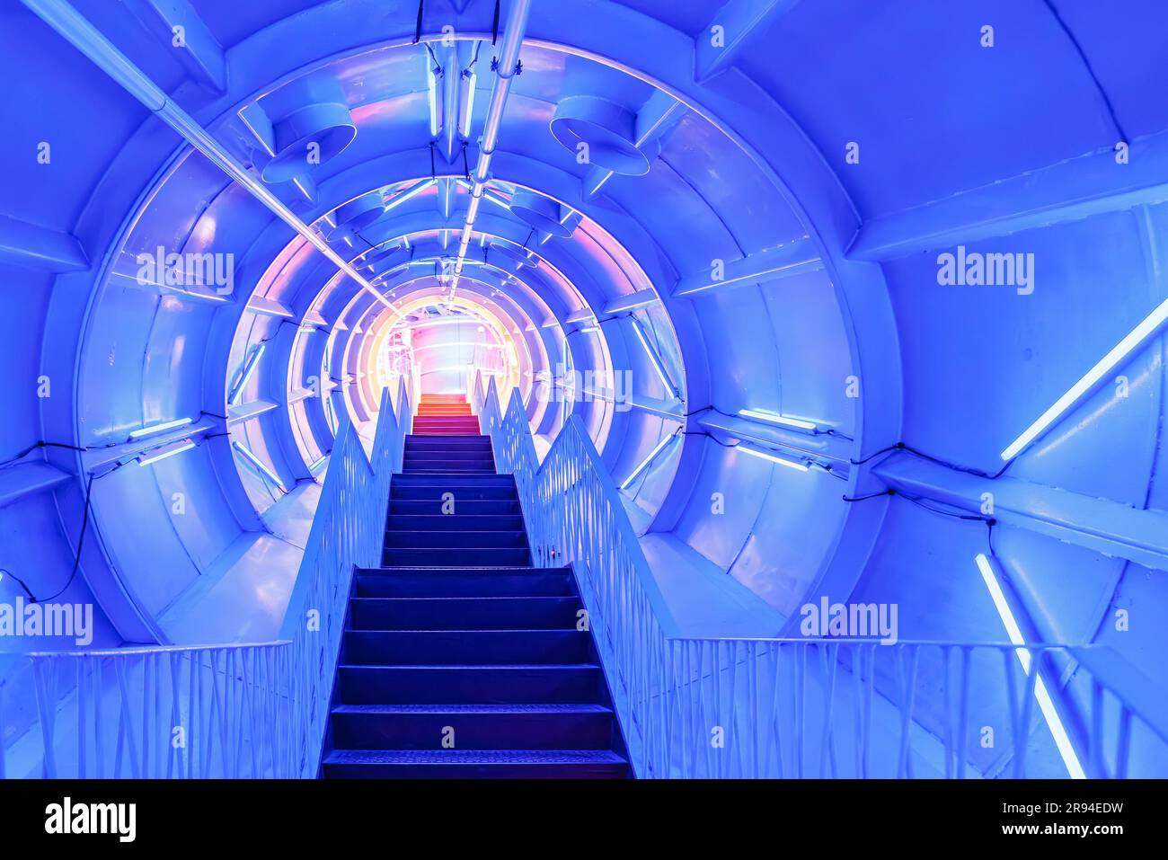 Brüssel, Belgien – 15. Juni 2023: Treppen mit Lichtern im Brüsseler Atomium, einem modernistischen Gebäude, das ein silbernes Atom-Mod darstellt Stockfoto