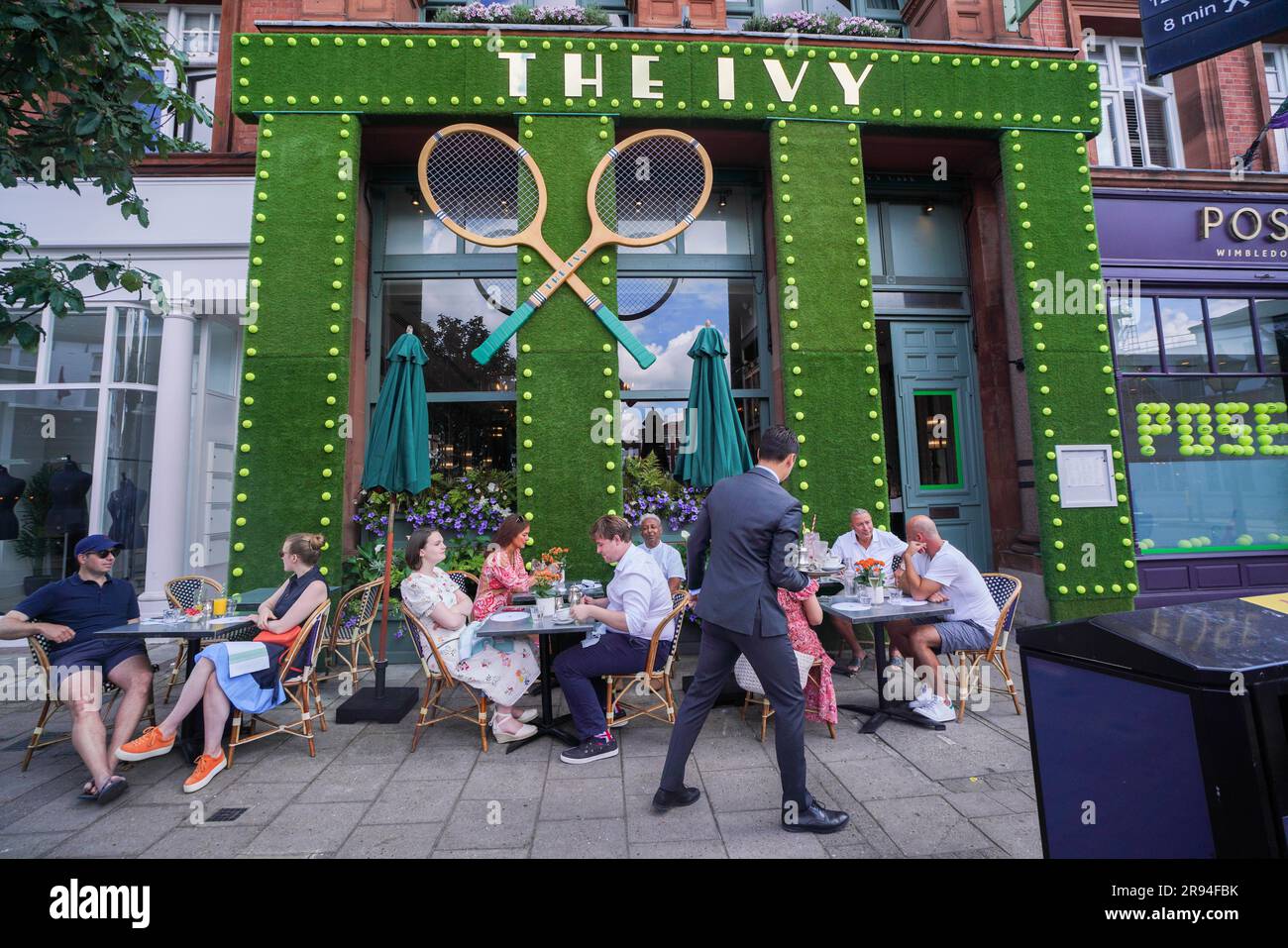 London UK. 24. Juni 2023 das Ivy Restaurant im Dorf Wimbledon ist mit Tennisbällen und zwei großen Tennisschlägern für die Wimbledon Championships dekoriert, die am 3. Juli beginnen. Kredit: amer Ghazzal/Alamy Live News Stockfoto