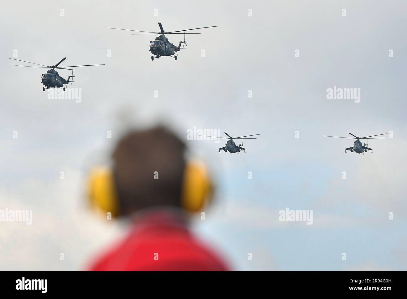 Strasice, Tschechische Republik. 24. Juni 2023. Tag der tschechischen Bodenstreitkräfte Bahna 2023 im ehemaligen Militärgebiet Brdy bei Strasice, Tschechische Republik, 24. Juni 2023. Bodentruppen ausländischer Armeen aus Deutschland, Österreich, der Slowakei und Polen nahmen nach langer Zeit an der Veranstaltung Teil. Hubschrauber auf Mi-171SM, auf Mil Mi-24. Kredit: Miroslav Chaloupka/CTK Photo/Alamy Live News Stockfoto