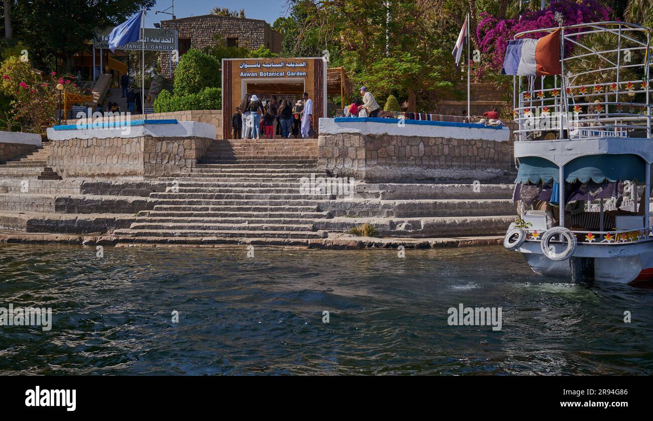 Nil in Assuan, Ägypten Nachmittagsaufnahme mit Felukken und Booten im Fluss vor dem Eingang zum Botanischen Garten von Assuan Stockfoto