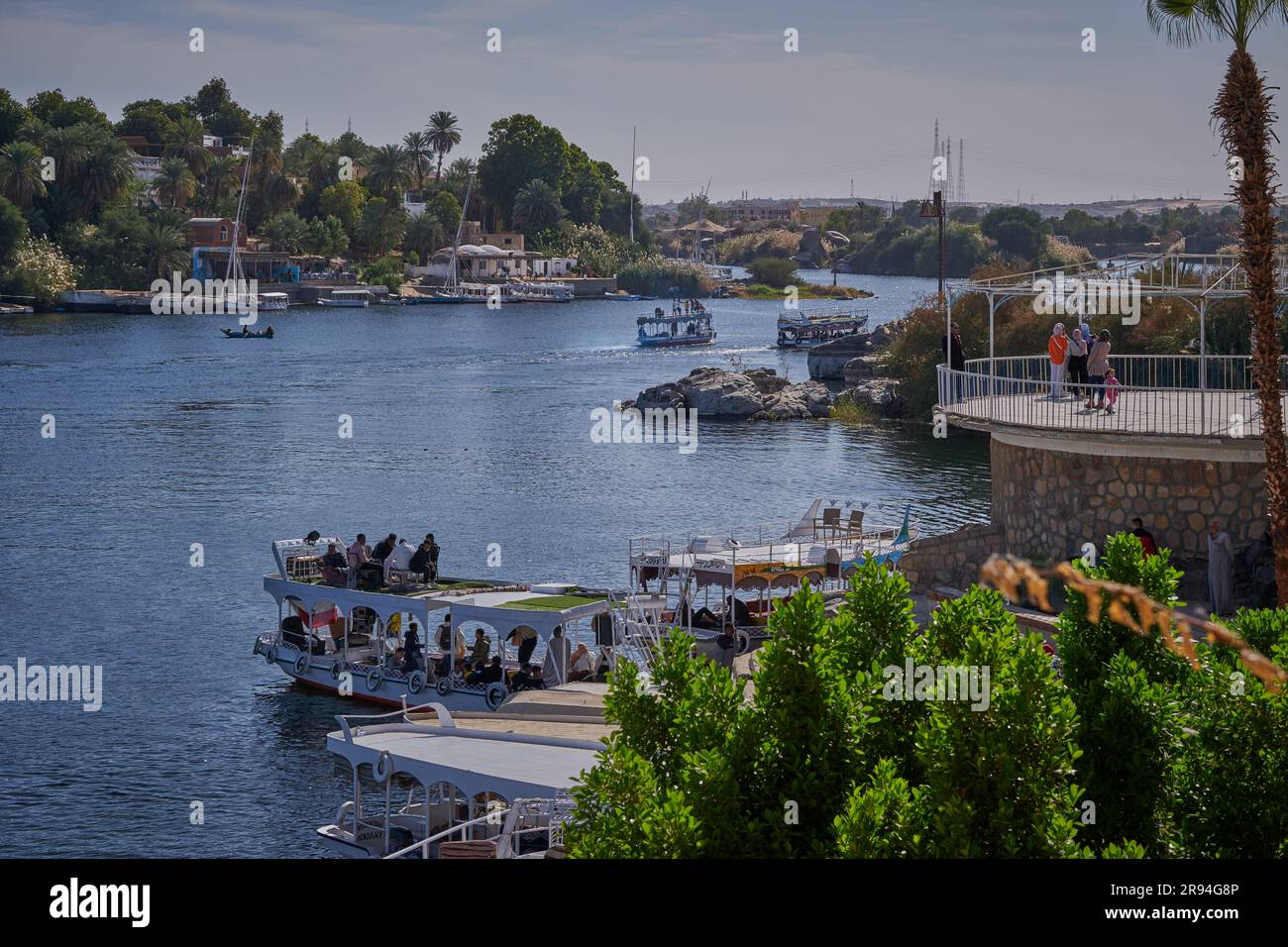 Nil in Assuan, Ägypten Nachmittagsaufnahme mit Blick vom Botanischen Garten Assuan mit Felukken und Booten im Fluss Stockfoto