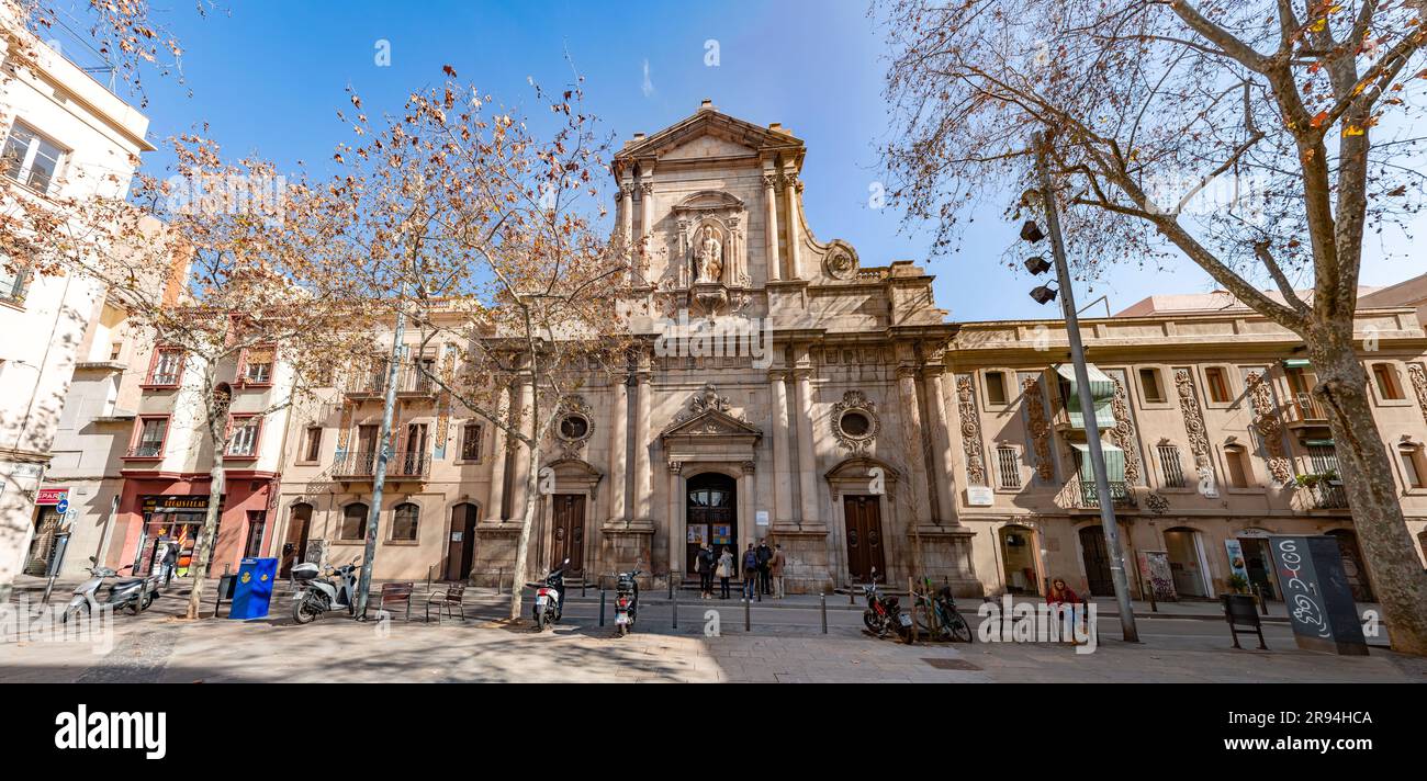 Barcelona, Spanien - 10. FEBRUAR 2022: Die Kirche San Miguel del Puerto befindet sich im Viertel Barceloneta, im Viertel Ciudad Vieja von Barce Stockfoto
