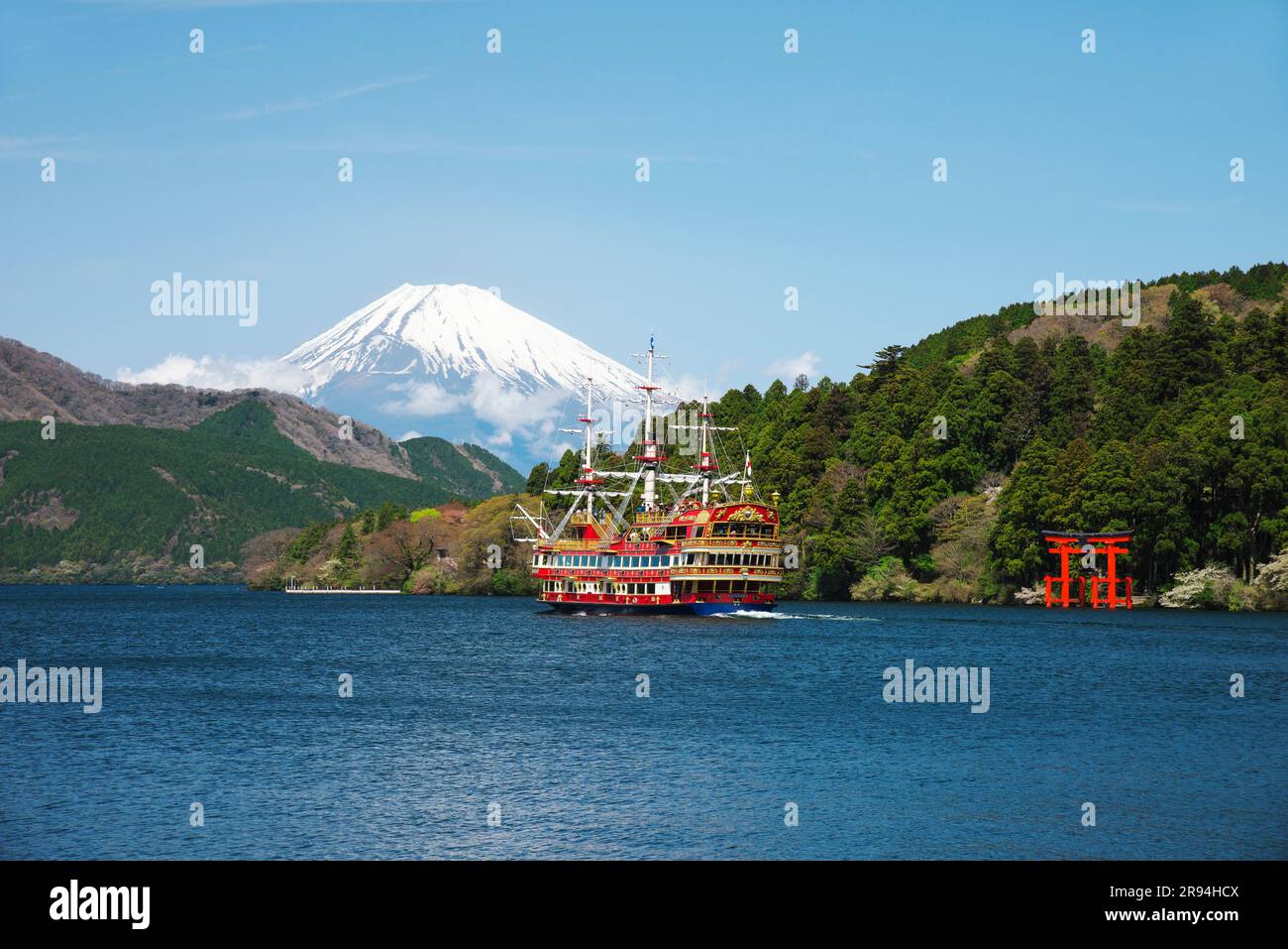 Ashi-See, Mt. Fuji und ein Piratenschiff Stockfoto