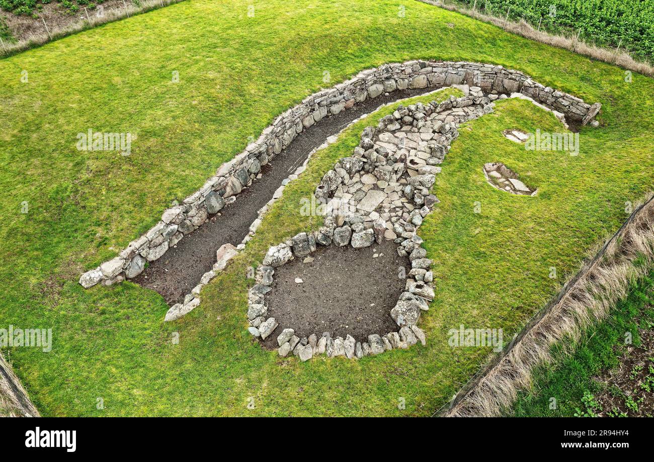 Ardestie unterirdisches Erdhaus Souterrain, erbaut von einer Bauernsiedlung aus der Eisenzeit vor 2800 und 1500 Jahren. In Der Nähe Von Dundee. Überlegte Lagerung oder rituelle Verwendung Stockfoto