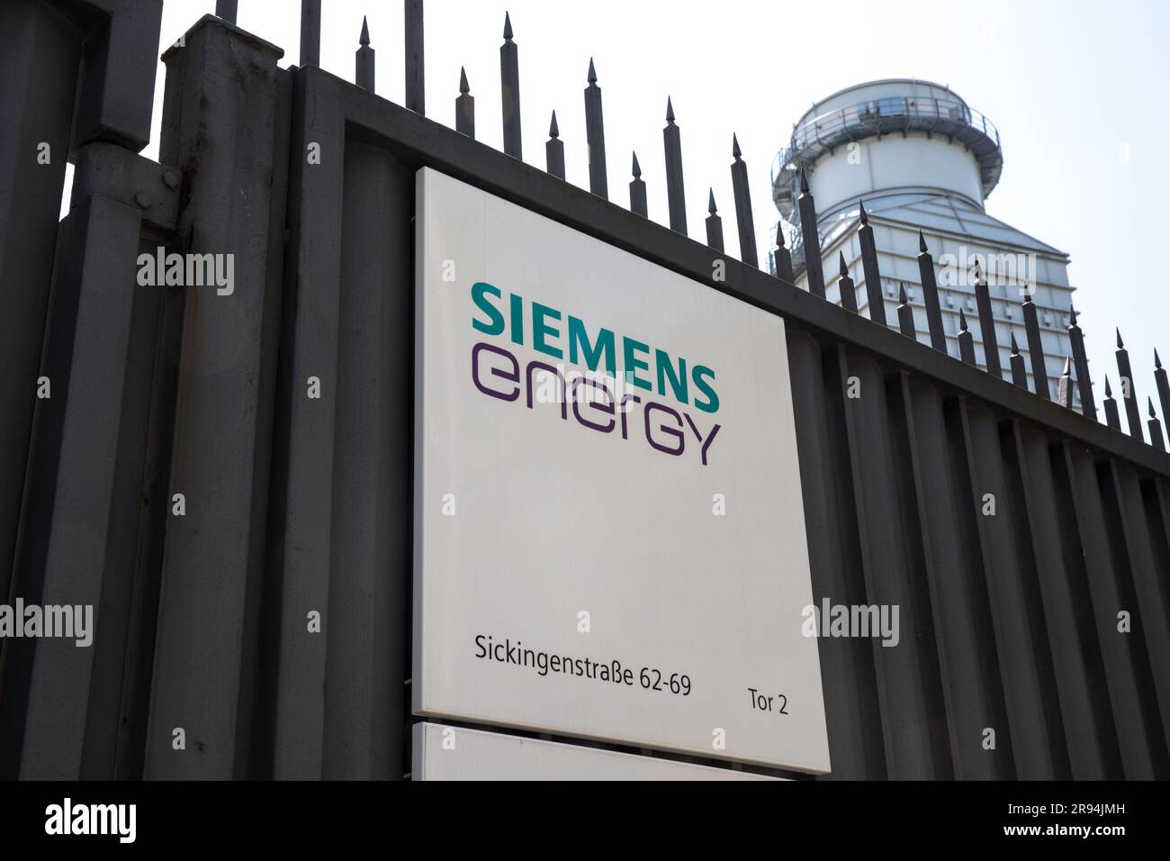 Berlin, Deutschland. 24. Juni 2023. Das Siemens Energy-Gebäude in Berlin am 24. Juni 2023. Die Aktien von Siemens Energy sind aufgrund unerwarteter Qualitätsprobleme bei Siemens Gamesa um 37,3 % gesunken, was dazu geführt hat, dass das Unternehmen seine jährliche Gewinnprognose zurückzieht. Die Investoren sind besorgt über die Auswirkungen langwieriger Straffungszyklen auf die globale wirtschaftliche Erholung. Das Wachstum der Unternehmen in der Eurozone stagnierte im Juni, und die deutsche Geschäftstätigkeit verlangsamte sich in diesem Monat deutlich. (Foto: Michael Kuenne/PRESSCOV/Sipa USA) Guthaben: SIPA USA/Alamy Live News Stockfoto