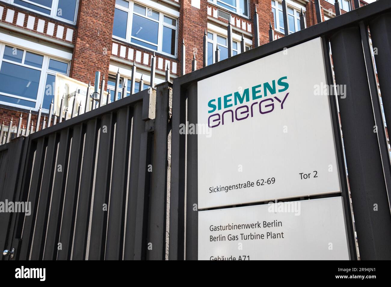 Berlin, Deutschland. 24. Juni 2023. Das Siemens Energy-Gebäude in Berlin am 24. Juni 2023. Die Aktien von Siemens Energy sind aufgrund unerwarteter Qualitätsprobleme bei Siemens Gamesa um 37,3 % gesunken, was dazu geführt hat, dass das Unternehmen seine jährliche Gewinnprognose zurückzieht. Die Investoren sind besorgt über die Auswirkungen langwieriger Straffungszyklen auf die globale wirtschaftliche Erholung. Das Wachstum der Unternehmen in der Eurozone stagnierte im Juni, und die deutsche Geschäftstätigkeit verlangsamte sich in diesem Monat deutlich. (Foto: Michael Kuenne/PRESSCOV/Sipa USA) Guthaben: SIPA USA/Alamy Live News Stockfoto