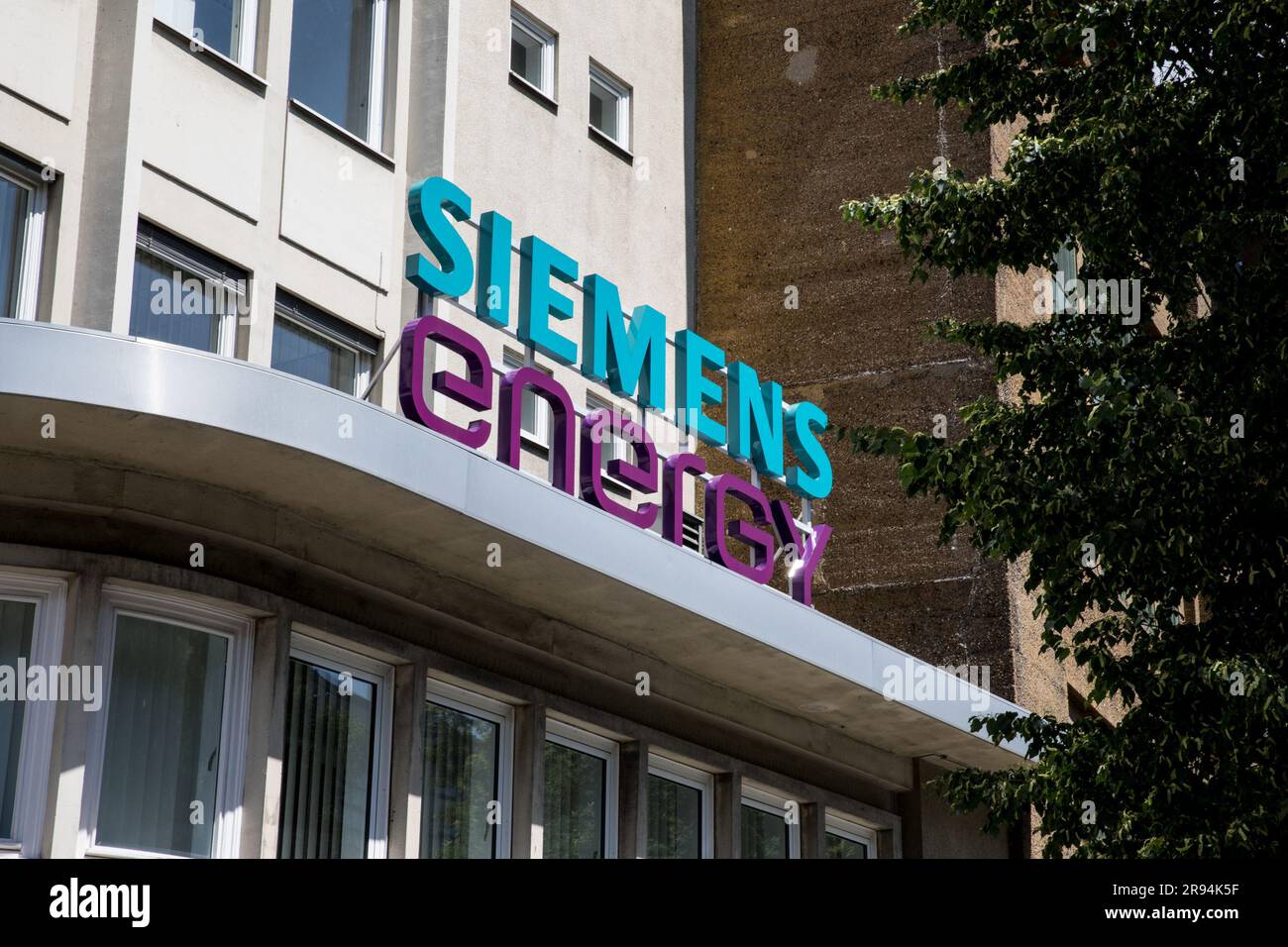 Berlin, Deutschland. 24. Juni 2023. Das Siemens Energy-Gebäude in Berlin am 24. Juni 2023. Die Aktien von Siemens Energy sind aufgrund unerwarteter Qualitätsprobleme bei Siemens Gamesa um 37,3 % gesunken, was dazu geführt hat, dass das Unternehmen seine jährliche Gewinnprognose zurückzieht. Die Investoren sind besorgt über die Auswirkungen langwieriger Straffungszyklen auf die globale wirtschaftliche Erholung. Das Wachstum der Unternehmen in der Eurozone stagnierte im Juni, und die deutsche Geschäftstätigkeit verlangsamte sich in diesem Monat deutlich. (Kreditbild: © Michael Kuenne/PRESSCOV via ZUMA Press Wire) NUR REDAKTIONELLE VERWENDUNG! Nicht für den kommerziellen GEBRAUCH! Stockfoto