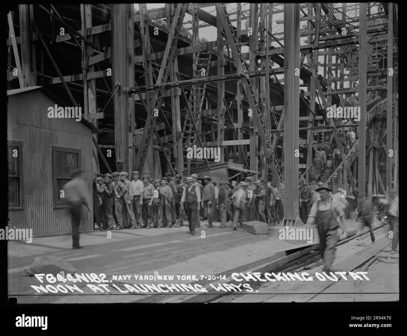 Wir haben um 12 Uhr bei der Startbahn ausgecheckt. Glasplatten-Negative für den Bau und die Reparatur von Gebäuden, Einrichtungen und Schiffen am New York Navy Yard. Stockfoto