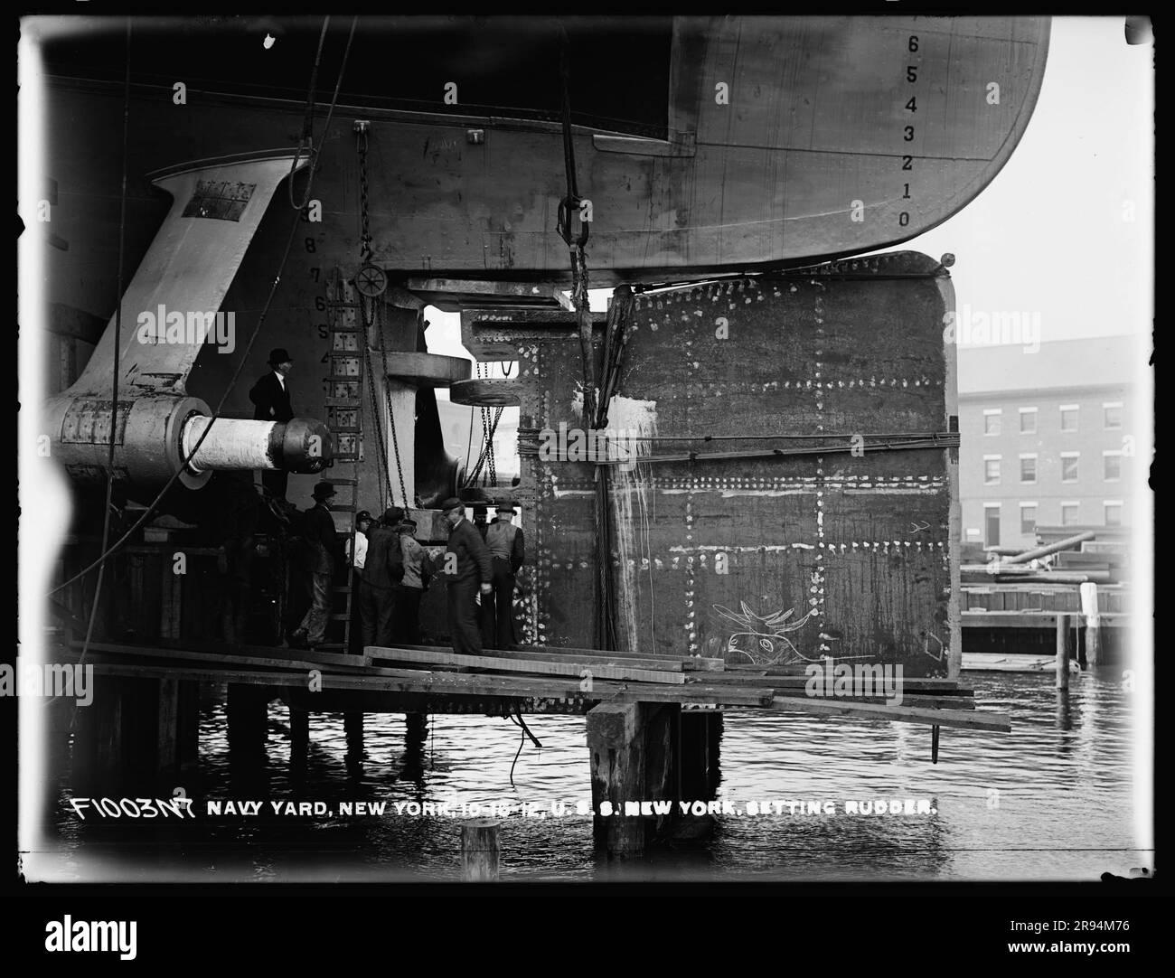 U.S.S. New York Setting Rudder. Glasplatten-Negative für den Bau und die Reparatur von Gebäuden, Einrichtungen und Schiffen am New York Navy Yard. Stockfoto