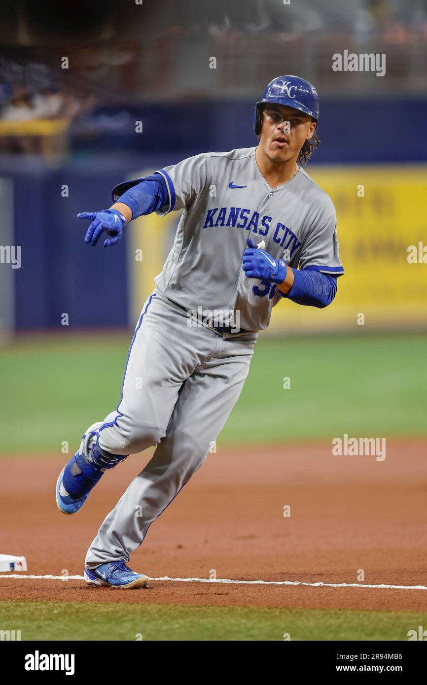 St. Petersburg, Florida, USA; der erste Baseman der Kansas City Royals, Nick Pratto (32), feiert nach seiner Hommage im ersten Inning während eines MLB-Spiels gegen den Stockfoto