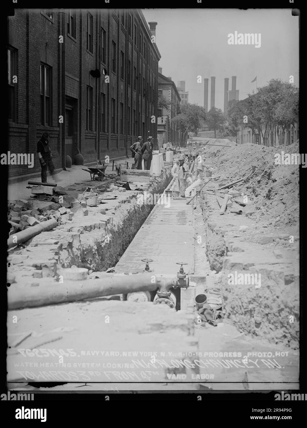 Progress Photo, Warmwasserheizung, Blick nach Nordwesten entlang der Chauncey Avenue in Richtung Third Street von der Fourth Street. Glasplatten-Negative für den Bau und die Reparatur von Gebäuden, Einrichtungen und Schiffen am New York Navy Yard. Stockfoto