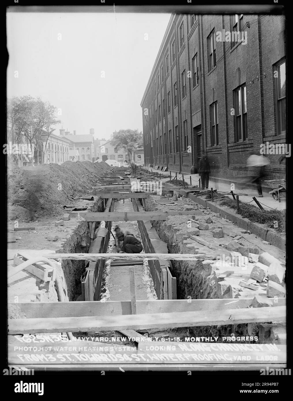 Monthly Progress Photo, Warmwasserheizung, Blick auf die Chauncey Avenue von der Third Street in Richtung Fourth Street, Bewässerung der Dachterrasse. Glasplatten-Negative für den Bau und die Reparatur von Gebäuden, Einrichtungen und Schiffen am New York Navy Yard. Stockfoto