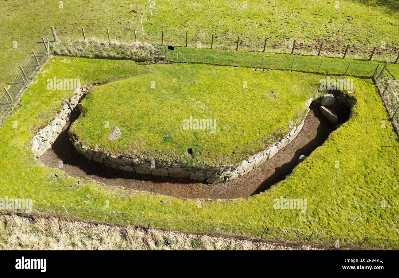 Unterirdisches Erdhaus, das vor c2500 Jahren von einer Bauernsiedlung aus der Eisenzeit errichtet wurde. Nördlich von Dundee. Überlegte Lagerung oder rituelle Verwendung Stockfoto