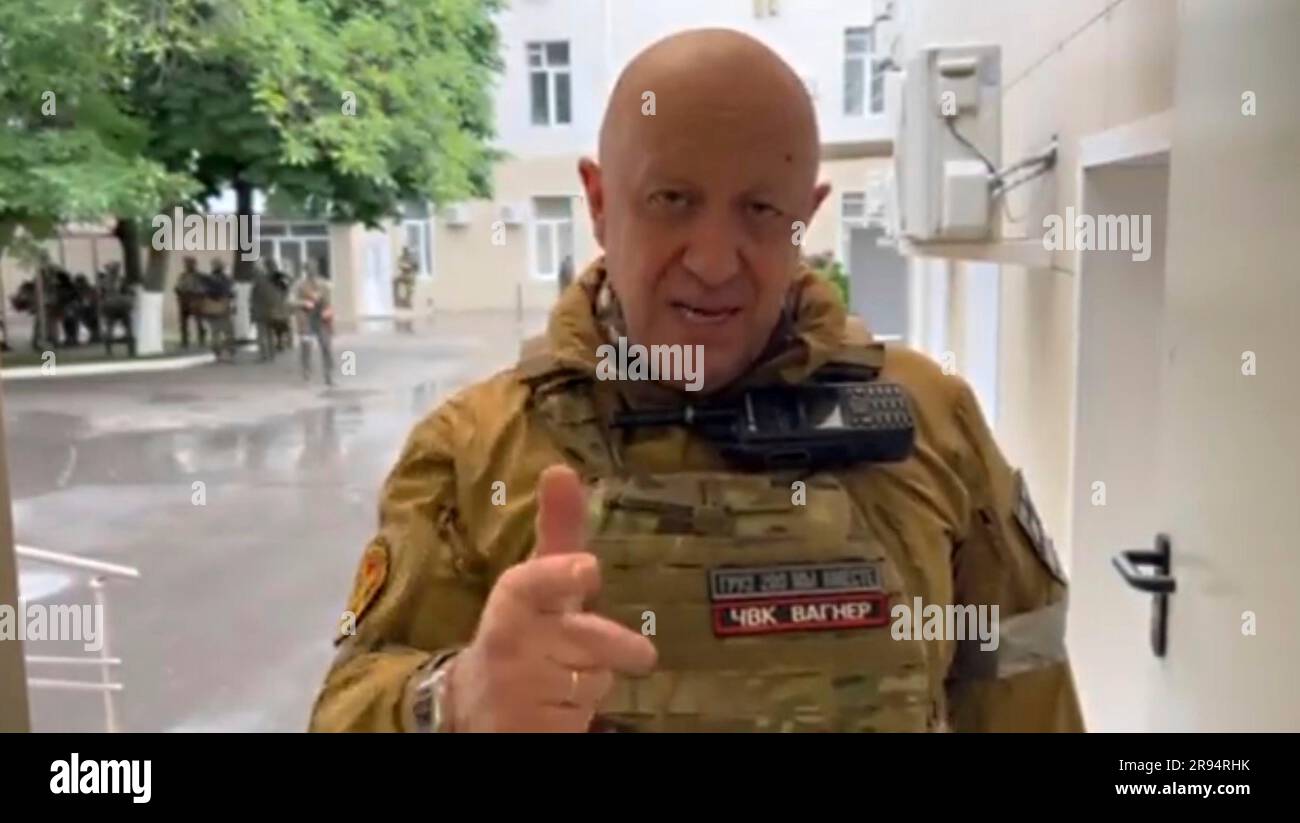 Rostov-on-Don, Ukraine. 24. Juni 2023. Ein Screenshot des russischen Jewgenij Prigozhin, Eigentümer der Wagner Group of Söldner, der aus dem russischen Hauptquartier des südlichen Militärbezirks sendet, umgeben von seinen loyalen Kämpfern, am 24. Juni 2023 in Rostow-on-Don, Russland. Prigozhin startete eine Rebellion gegen Moskau, indem er die Regierung beschuldigte, die Nation anzulügen und Korruption zu begehen. Guthaben: Pool Photo/Wagner Group/Alamy Live News Stockfoto