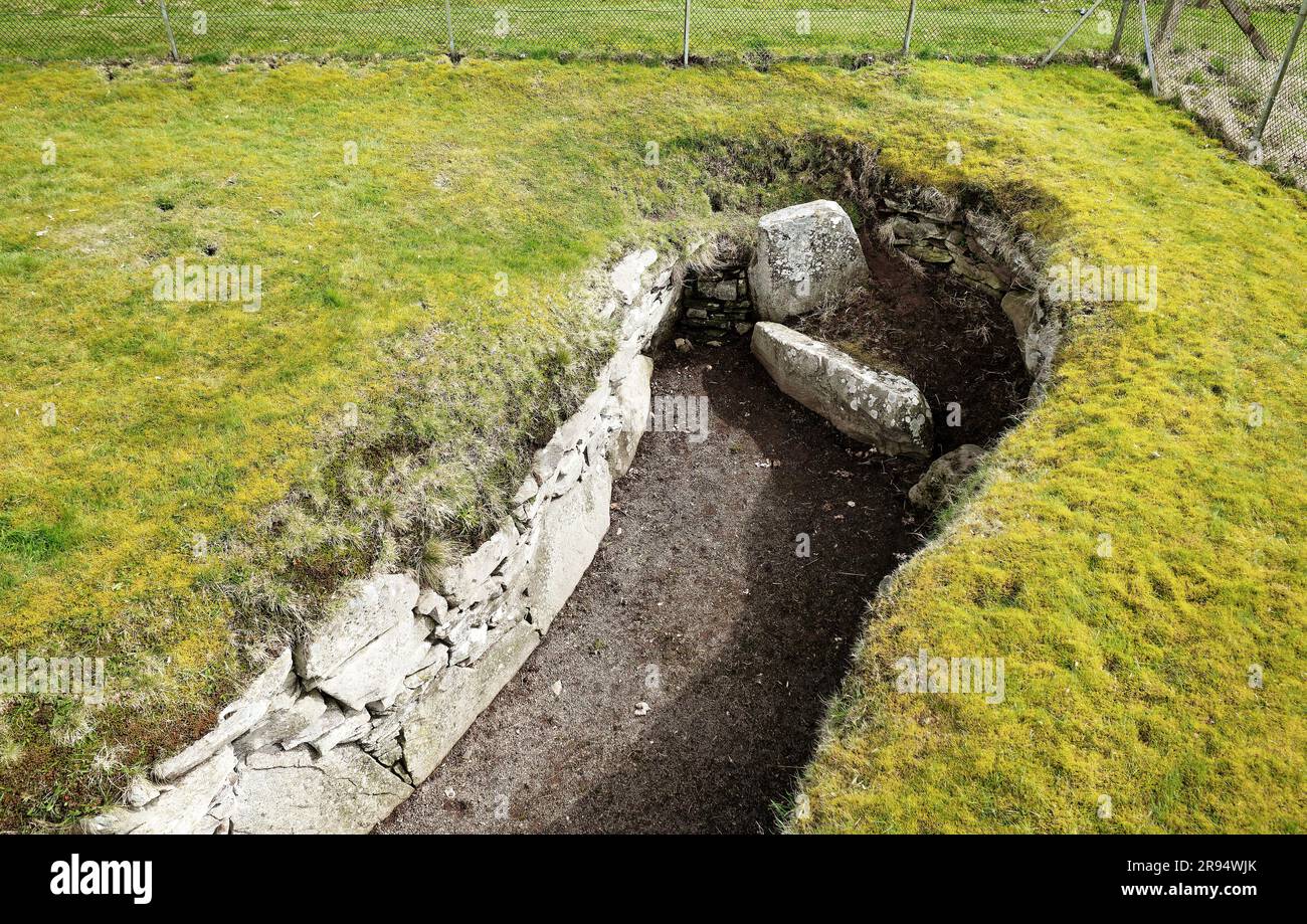 Unterirdisches Erdhaus, das vor c2500 Jahren von einer Bauernsiedlung aus der Eisenzeit errichtet wurde. Nördlich von Dundee. Lagerung oder rituelle Verwendung. Endkammer Stockfoto