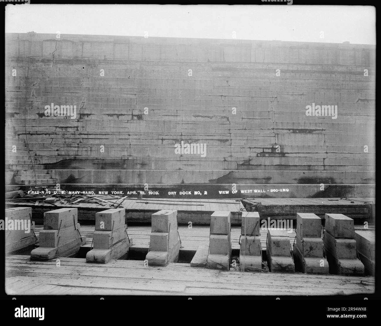 Trockendock Nummer 2, westlich der Westwand, Ende 860. Glasplatten-Negative für den Bau und die Reparatur von Gebäuden, Einrichtungen und Schiffen am New York Navy Yard. Stockfoto