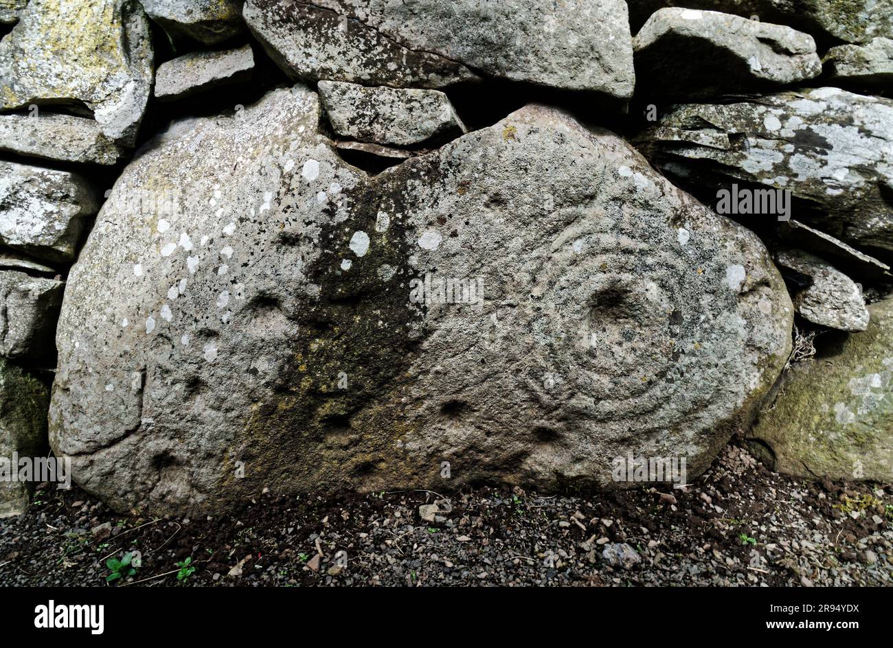 Prähistorischer Steinbecher und Ring, der in einem teuren unterirdischen Haus errichtet wurde, das vor c2500 Jahren von einer Bauernsiedlung aus der Eisenzeit errichtet wurde Stockfoto