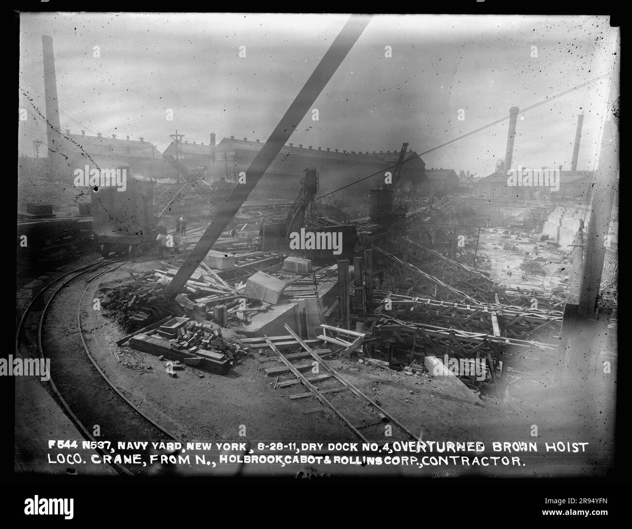 Trockendock Nr. 4, umgekippt Brown Hoist Locomotive Crane, aus North, Holbrook, Cabot und Rollins, Auftragnehmer. Glasplatten-Negative für den Bau und die Reparatur von Gebäuden, Einrichtungen und Schiffen am New York Navy Yard. Stockfoto