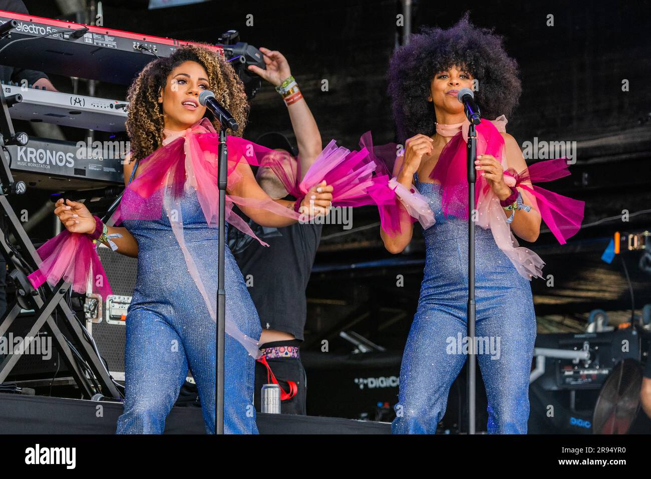 Glastonbury, Großbritannien. 24. Juni 2023. Rick Astley (mit Sängern) spielt die Pyramid Stage - Samstag beim Glastonbury Festival 2023, Worthy Farm, Glastonbury. Kredit: Guy Bell/Alamy Live News Stockfoto