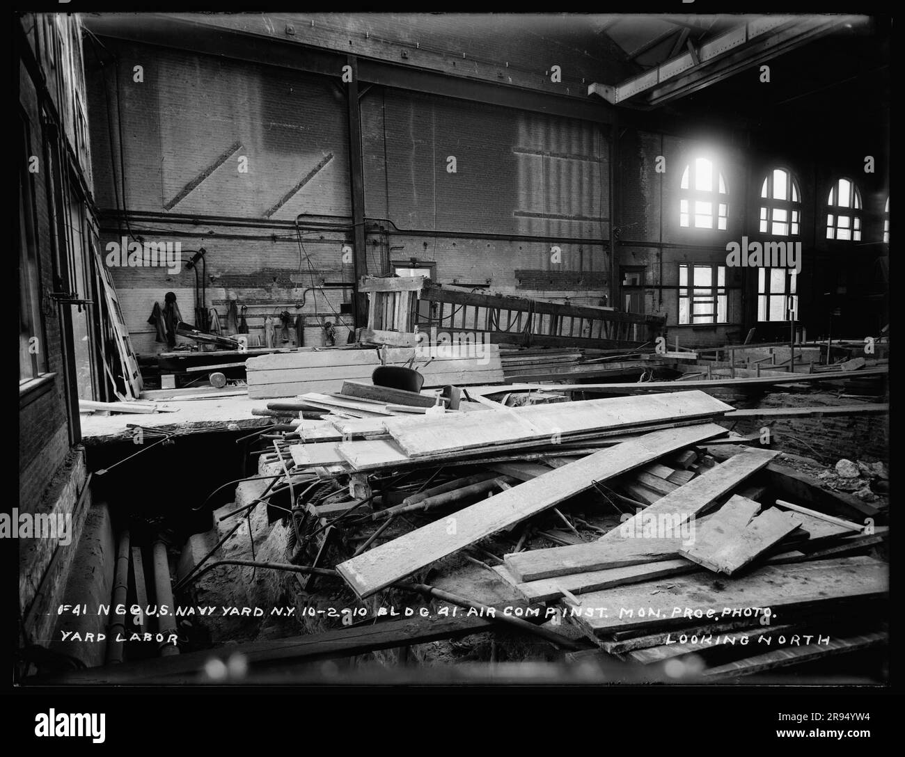 Monthly Progress Photo, Gebäude 41, Installation Des Luftkompressors, Blick Nach Norden, Yard Labor. Glasplatten-Negative für den Bau und die Reparatur von Gebäuden, Einrichtungen und Schiffen am New York Navy Yard. Stockfoto