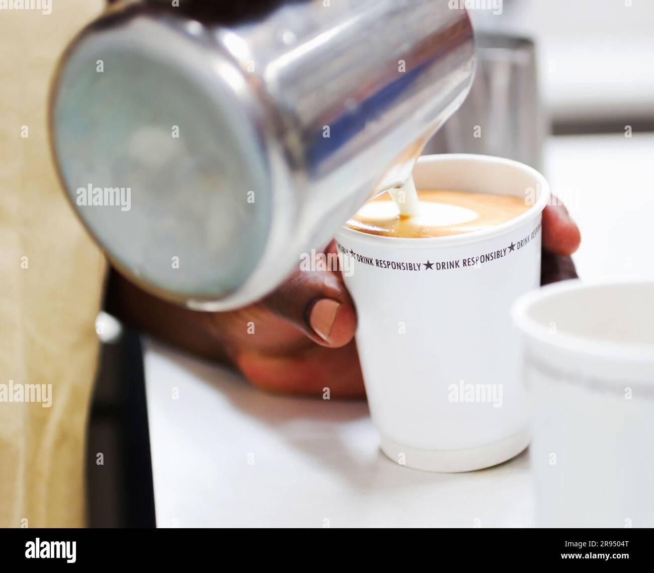 Kaffee, Milch und Hände des Baristas im Café für Cappuccino, Frühstück