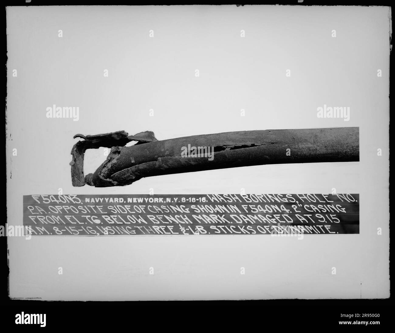 Waschen Sie die Bohrungen, Bohrungsnummer 2A, gegenüberliegende Seite des Gehäuses in F540N4, 2-Zoll-Gehäuse von El. 76, unter Bench Mark, beschädigt um 9,15 UHR, 15. August 1916, mit drei 1/halber Pfund Dynamit-Stäben. Glasplatten-Negative für den Bau und die Reparatur von Gebäuden, Einrichtungen und Schiffen am New York Navy Yard. Stockfoto