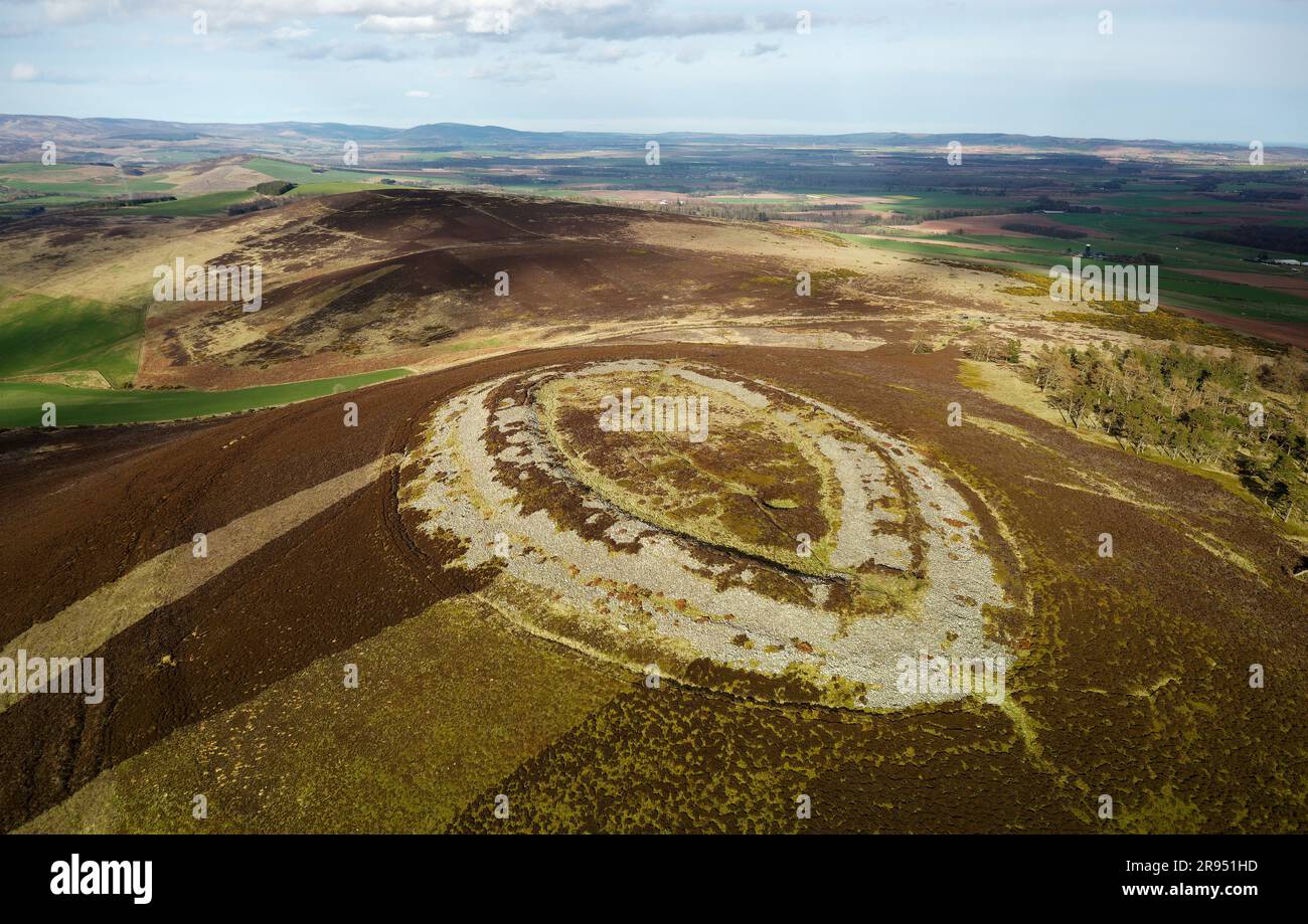 Weißer Caterthun. Trockene Steinmauer, prähistorisches Hügelfort, möglicherweise piktisch, an einer früheren Bronze- oder Eisenzeit-Besetzungsstätte. Sehen Sie NE bis Brown Caterthun Stockfoto