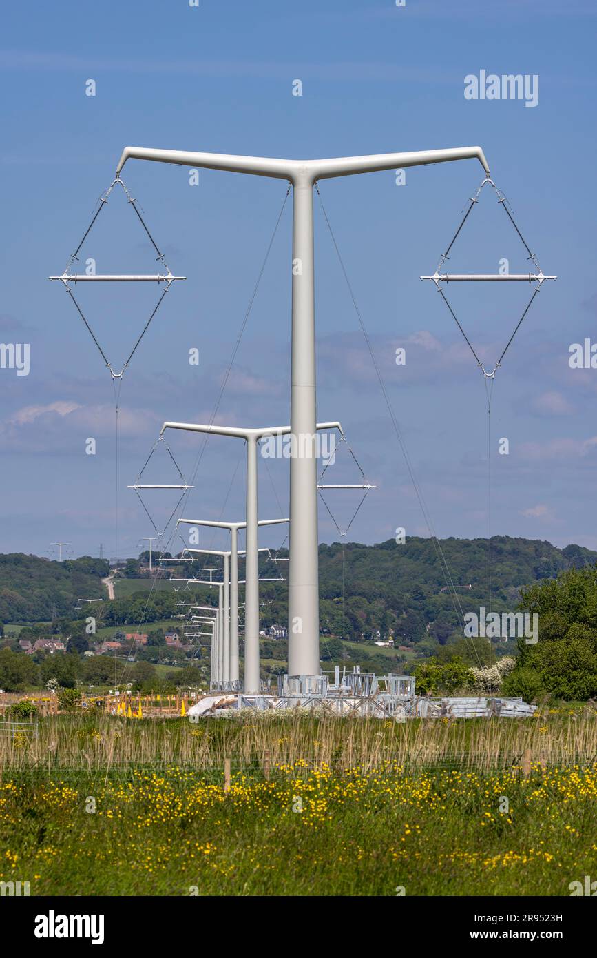 Pylonen alle in einer Reihe Stockfoto