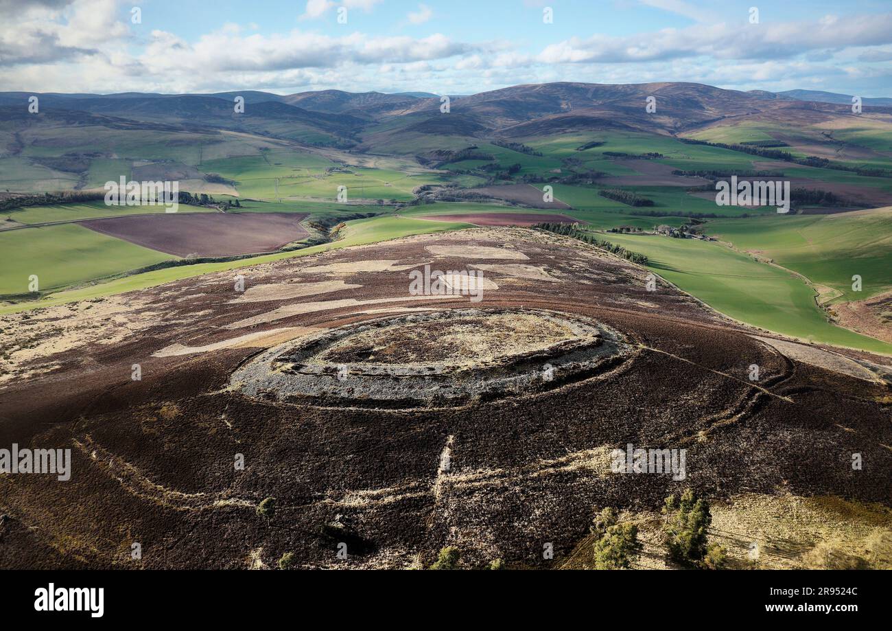 Weißer Caterthun. Verglaste, trockene Steinmauer, prähistorisches Hügelfort, möglicherweise Pictish, auf einer früheren Bronze- oder Eisenzeit-Besetzungsstätte. Aus der Vogelperspektive NW Stockfoto