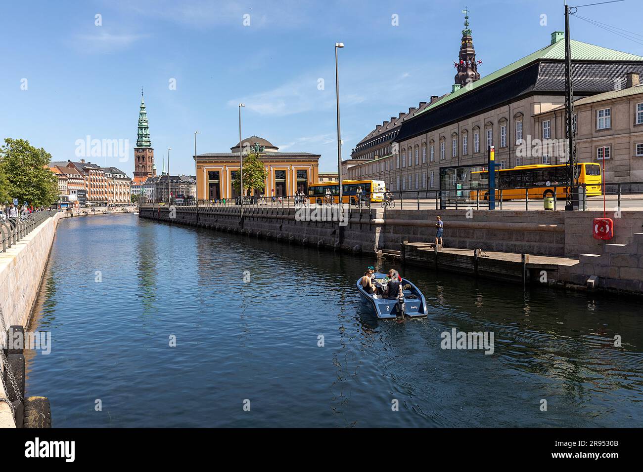 KOPENHAGEN: Ein Blick mit Wasseraktivitäten am Frederiksholms-Kanal und Teil des Parlaments, Christiansborg, rechts und Thorvaldsen-Museum i Stockfoto