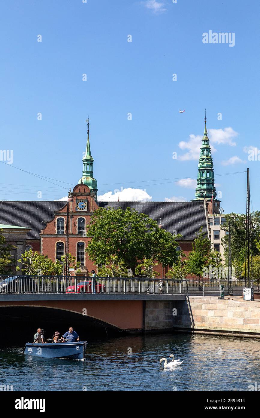 KOPENHAGEN: Holmen's Church am Frederiks Holm Channel und neben dem Parlament, gesehen am 4. Juni 2023 in Kopenhagen, Dänemark. Stockfoto