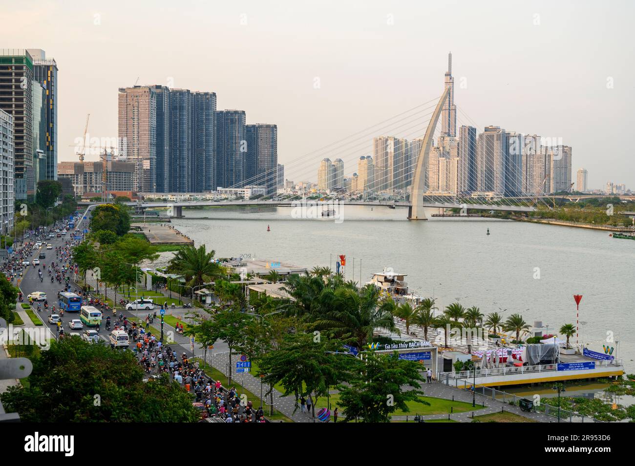 Blick auf den Saigon River in Ho-Chi-Minh-Stadt, die Ba-Son-Brücke und das Vinpearl Landmark-Gebäude aus dem Jahr 81, das im Abendlicht halb vom Kabelturm bedeckt ist. Vietnam. Stockfoto