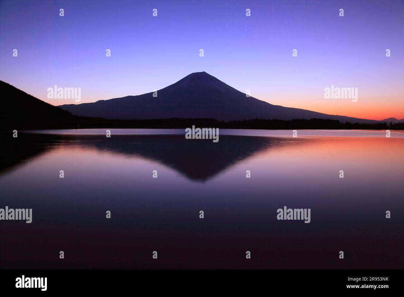 Morgengrauen am Fuji Stockfoto