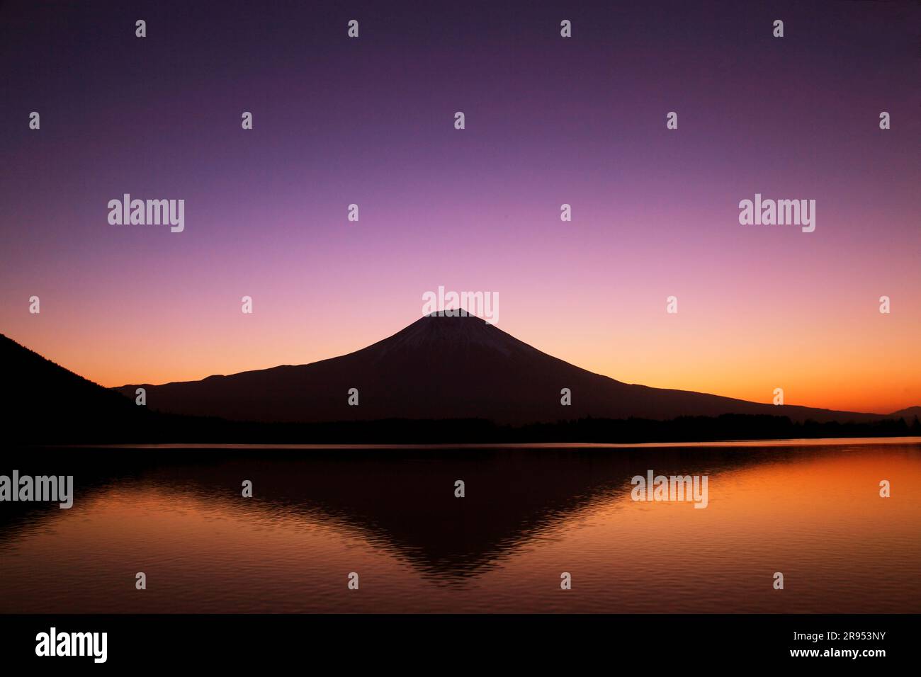 Morgengrauen am Fuji Stockfoto