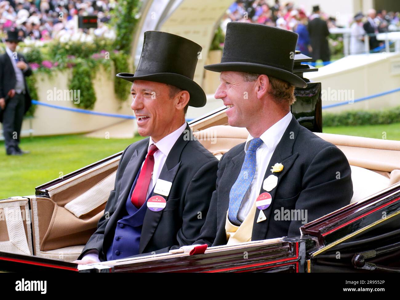 Frankie Dettori und Jamie Snowden kommen mit der Kutsche für den 5. Tag des Royal Ascot auf der Rennbahn Ascot in Berkshire an. Foto: Samstag, 24. Juni 2023. Stockfoto