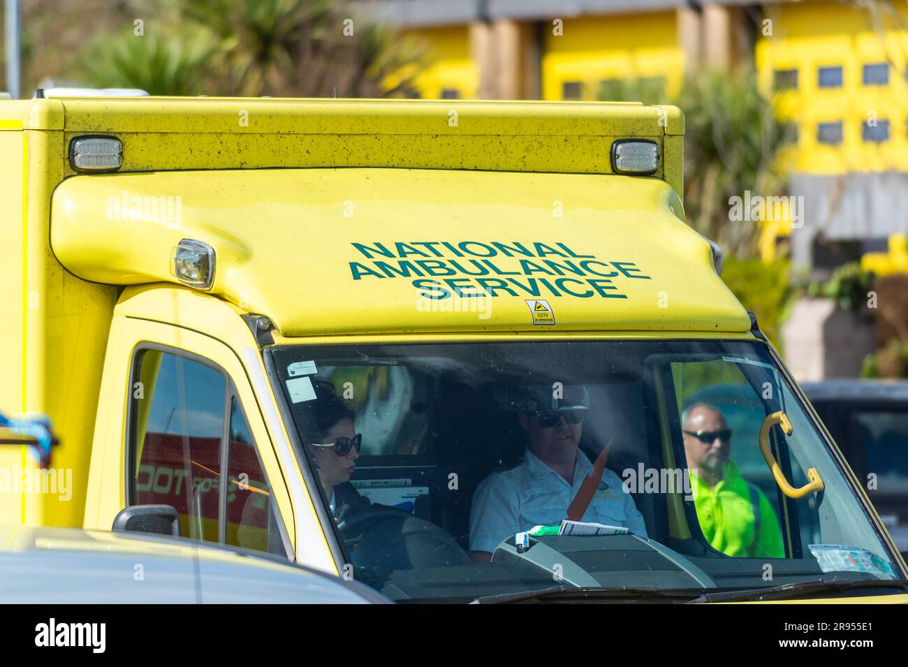 Irish National Ambulance Service Krankenwagen auf der Straße in Bantry, West Cork, Irland. Stockfoto