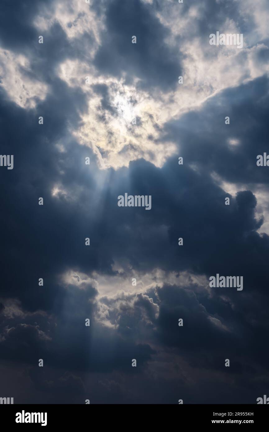 Klarer Himmel mit Wolken. Stockfoto