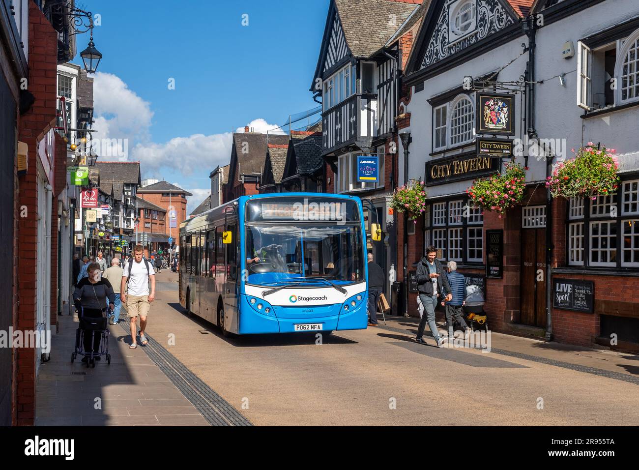 Der Eindeckerbus fährt durch das Stadtzentrum von Chester, Cheshire, Großbritannien. Stockfoto