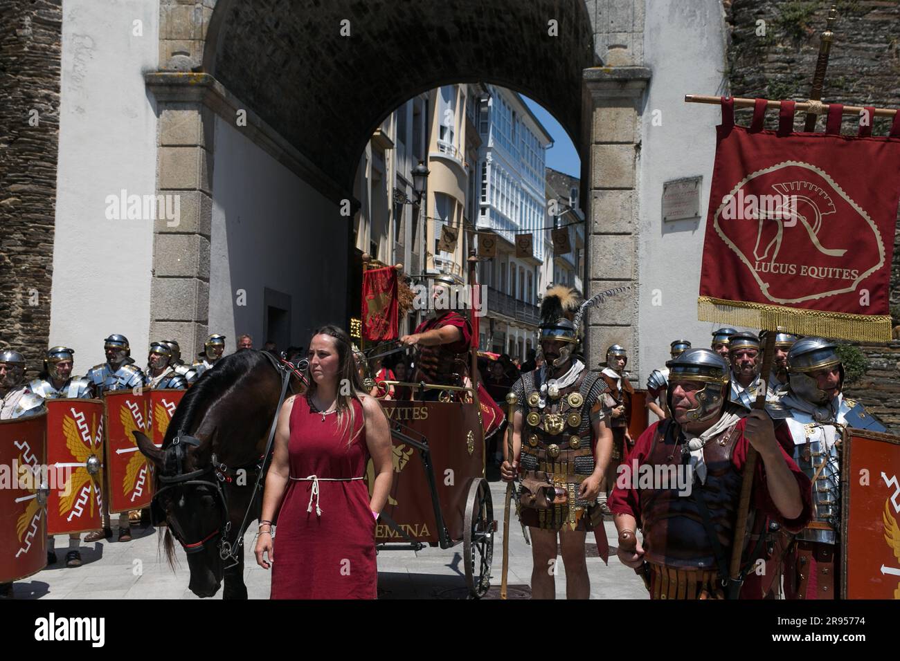 24. Juni 2023: Lugo, Galicien, Spanien. Mitglieder von Verbänden, die als römische Legionäre verkleidet sind, parieren während des Arde Lucus, einem Festival für internationale Touristen, durch die Straßen der historischen, von Mauern umgebenen Stadt Lugo. (Kreditbild: © Cristian Leyva/ZUMA Press Wire) NUR ZUR REDAKTIONELLEN VERWENDUNG! Nicht für den kommerziellen GEBRAUCH! Stockfoto