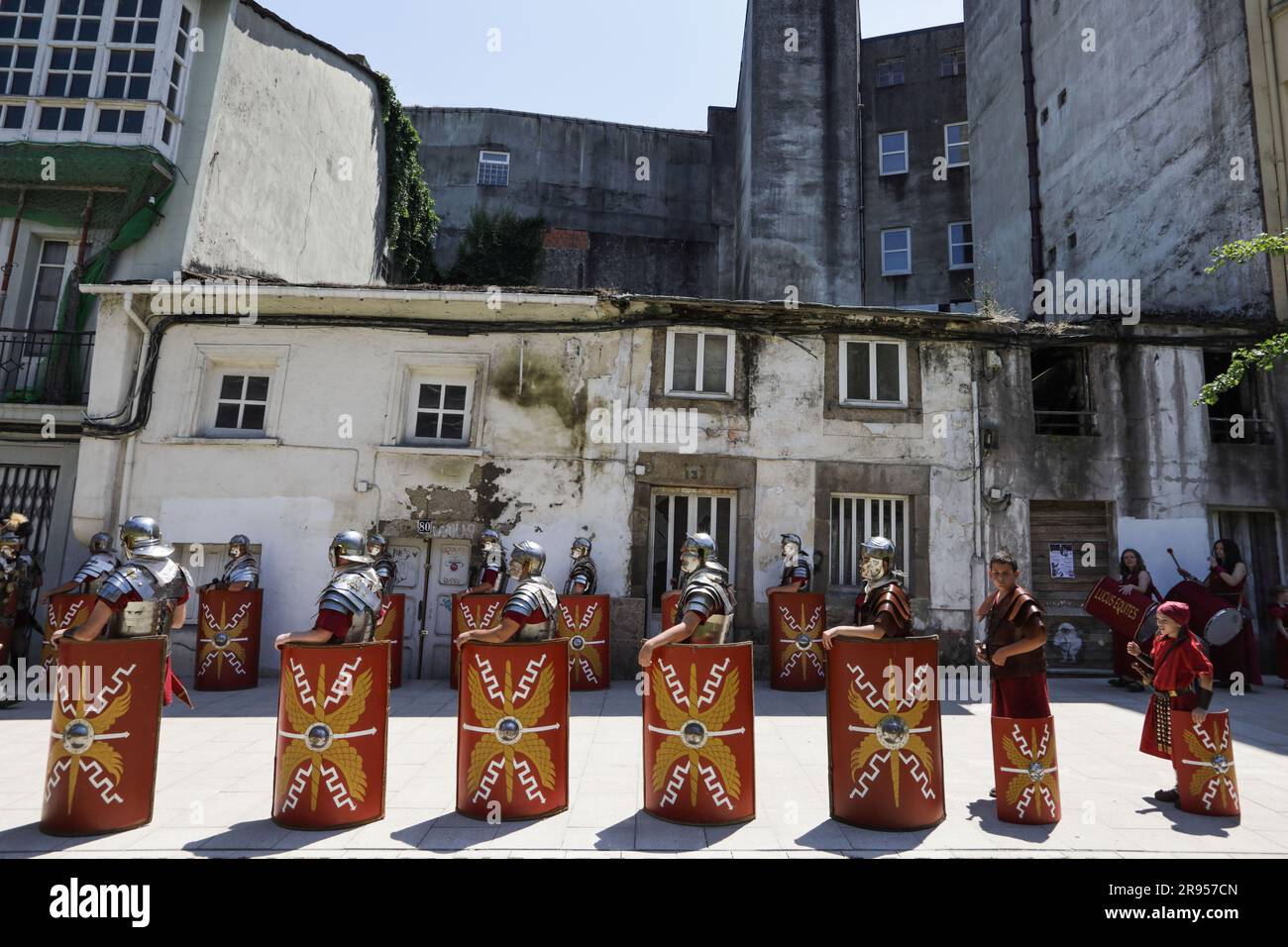 24. Juni 2023: Lugo, Galicien, Spanien. Mitglieder von Verbänden, die als römische Legionäre verkleidet sind, parieren während des Arde Lucus, einem Festival für internationale Touristen, durch die Straßen der historischen, von Mauern umgebenen Stadt Lugo. (Kreditbild: © Cristian Leyva/ZUMA Press Wire) NUR ZUR REDAKTIONELLEN VERWENDUNG! Nicht für den kommerziellen GEBRAUCH! Stockfoto