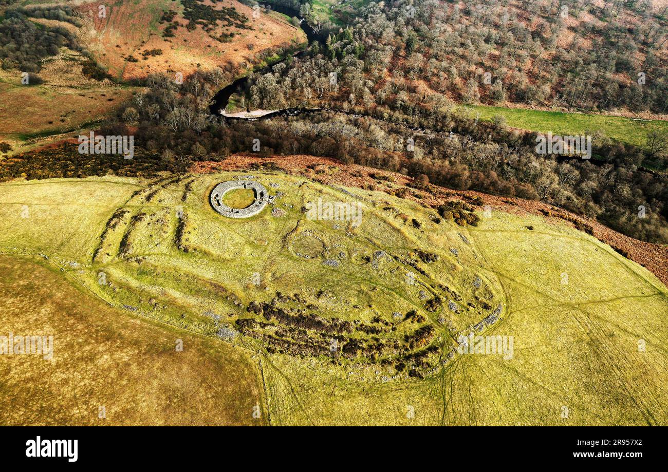 Edins Hall Hillfort und Broch über Whiteadder Water. Schottland. Kreisförmige Steinfußböden der Broche 2. C in einem Hügel aus der frühen Eisenzeit. Antenne von S Stockfoto