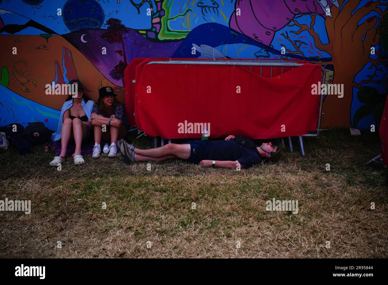 Besucher des Glastonbury Festivals auf der Worthy Farm in Somerset können sich bei heißem Wetter im Schatten entspannen. Foto: Samstag, 24. Juni 2023. Stockfoto